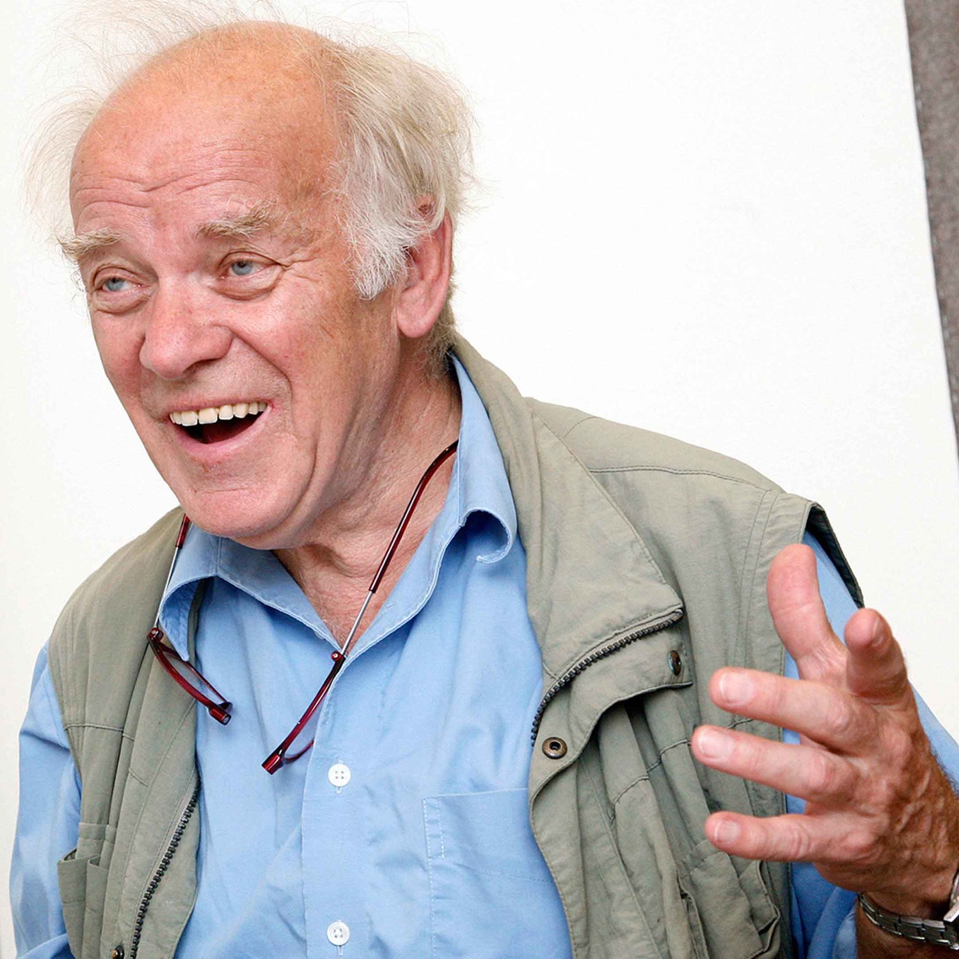 Der Sprecher Peter Franke im Hörspielstudio während der Aufnahmen.