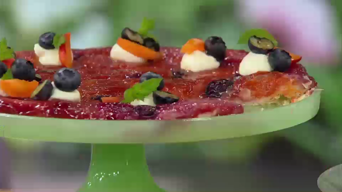 Ein Blaubeer-Blätterteigkuchen im Stil einer Tarte Tatn auf einer grünen Etagere