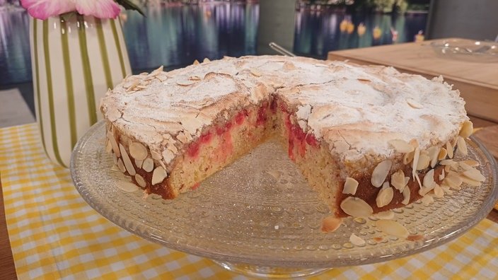 Angeschnittener Johannisbeerkuchen auf einer Kuchenplatte