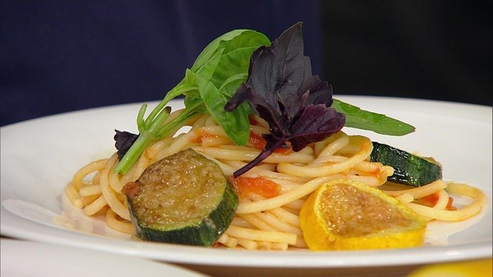 eine Portion Spaghetti mit Zucchini angerichtet auf einem Teller
