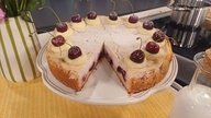 angeschnittener Kirsch-Quarkkuchen