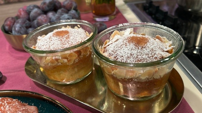 zwei Gläser gefüllt mit Buchtel-Dessert