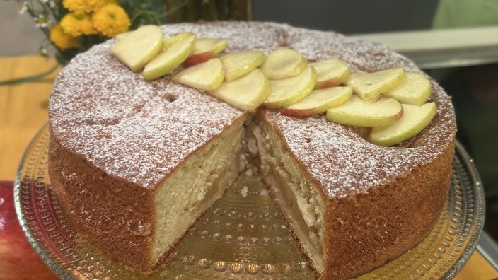 klassischer Apfelkuchen auf einem Teller, angeschnitten