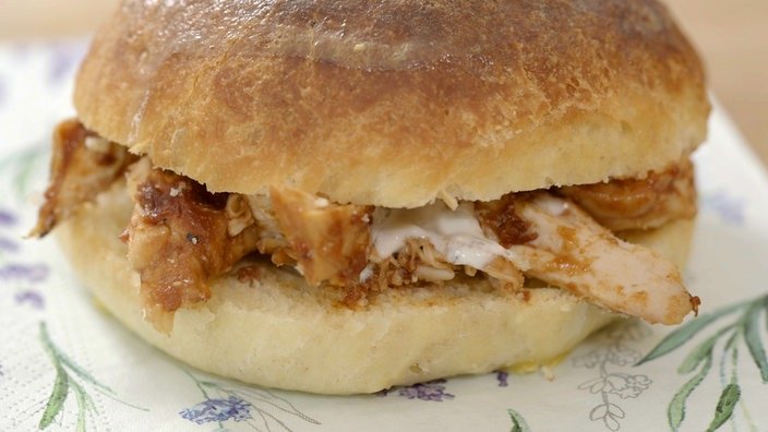 Ein Burger in Nahaufnahme. Zwischen den selbstgemachten Buns liegt das Fleisch.