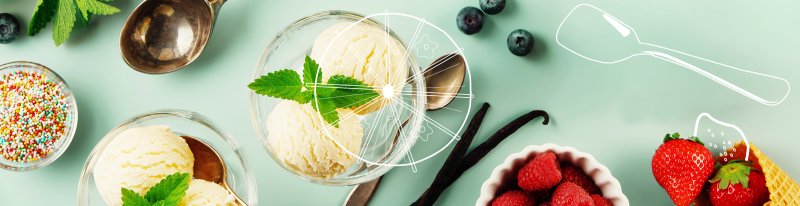 Küchenpost-Banner: Bild von oben. Eine Mischung aus Echtbild und Illustration. Zwei Eisbecher mit Vanilleeis sind mitten im Bild. Von unten ragen Vanilleschoten und Erdbeeren hinein. Links eine Schüssel mit bunten Streuseln.