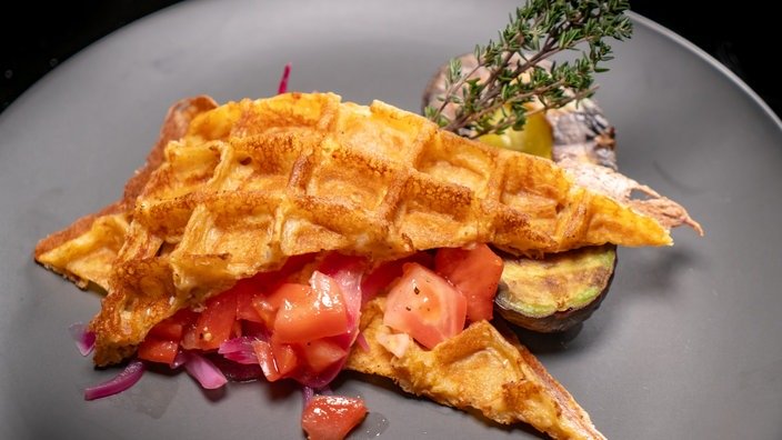 Ein Waffelsandwich prall gefüllt.