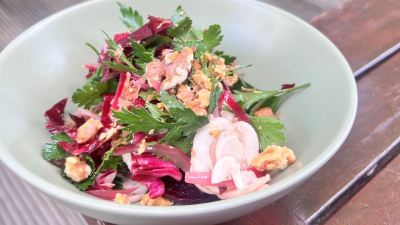 In einem tiefen Teller wurde der Salat angerichtet.