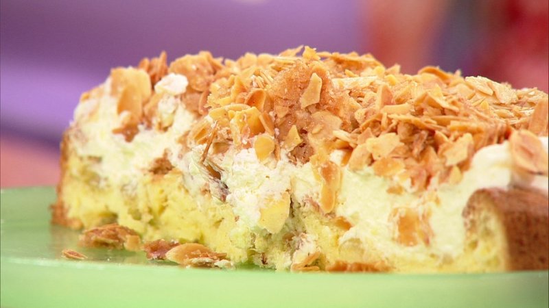 Aufgeschnittener Biskuit mit Rhabarber und Mandelcrunch.