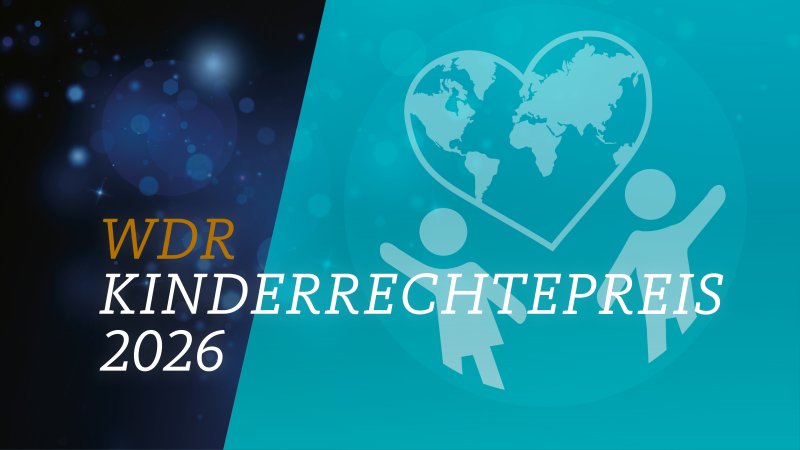 Das Bild zeigt eine Gruppe von vier Jugendlichen, die gemeinsam an einem Tisch sitzen und mit Laptops arbeiten. Sie sind alle lächelnd und scheinen miteinander zu interagieren. Im Vordergrund sind Laptops und die Gesichter der Jugendlichen zu sehen.

Zusätzlich zu den Personen gibt es im Hintergrund des Bildes das Logo des ARD-Jugendmedientages und das Logo der ARD.