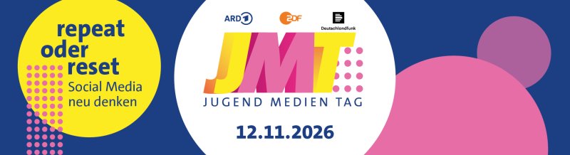 Auf einem blauen Hintergrund werben große bunte Kreise und die Logos von ARD, ZDF und Deutschlandfunk für den "Jugendmedientag 2026" am 12.11.2026 unter dem Motto "repeat oder reset – Social Media neu denken"