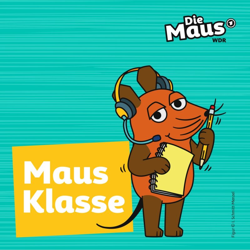 Das Bild zeigt die orangefarbene Zeichentrickfigur aus "Die Maus", die mit Kopfhörer, Mikrofon und Notizblock vor einem türkisfarbenen Hintergrund steht und neben der gelben Fläche mit dem Text "Maus Klasse".