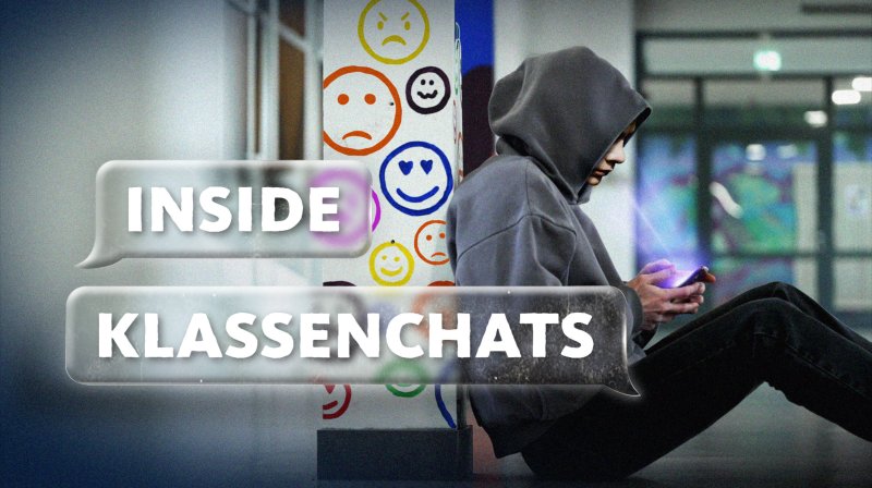 Eine Person in einem Kapuzenpullover sitzt nachdenklich mit einem Smartphone vor einer Säule, die mit verschiedenen Emojis und dem Schriftzug "Inside Klassenchats" gestaltet ist.